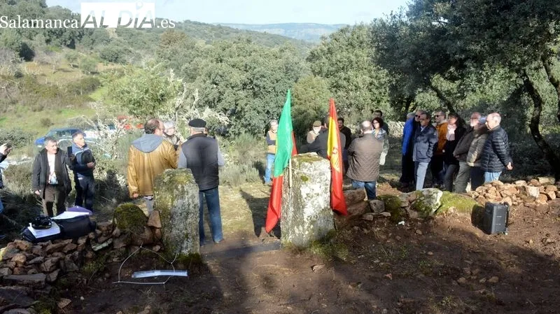 Foto 10 - Sentido homenaje a los carrilanos fallecidos en la construcci&oacute;n de la v&iacute;a f&eacute;rrea La Fuente de San Esteban-Barca