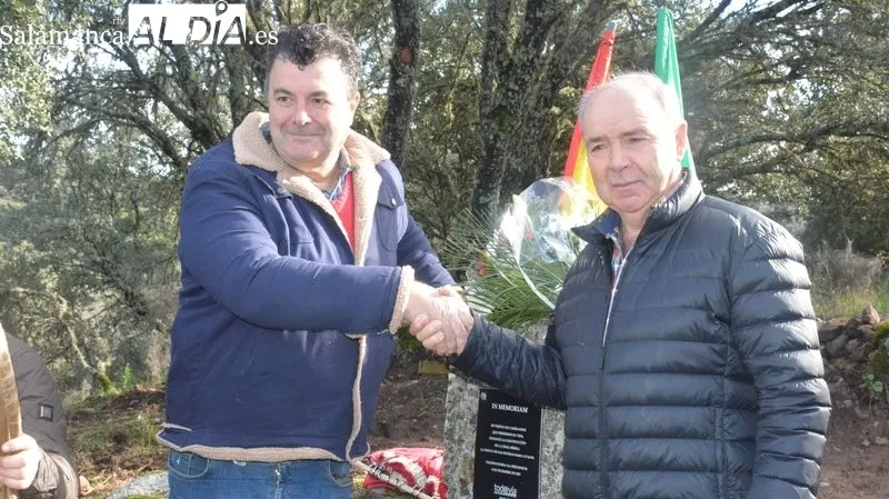 Foto 8 - Sentido homenaje a los carrilanos fallecidos en la construcci&oacute;n de la v&iacute;a f&eacute;rrea La Fuente de San Esteban-Barca