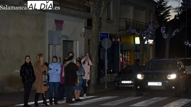 Las luces colocadas en los árboles iluminan la céntrica carretera Estación