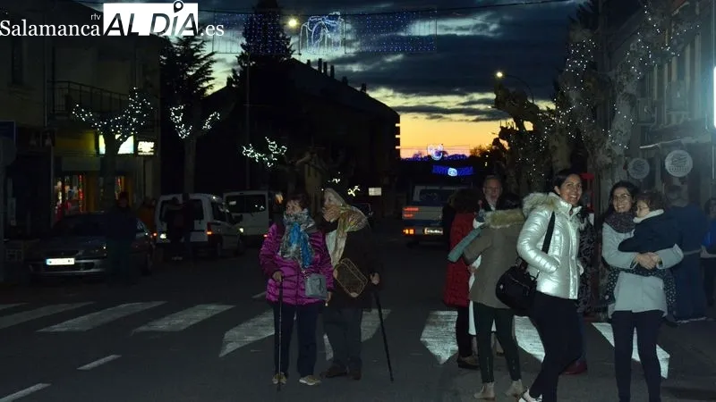 Las luces colocadas en los árboles iluminan la céntrica carretera Estación