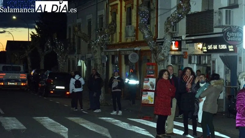 Las luces colocadas en los árboles iluminan la céntrica carretera Estación