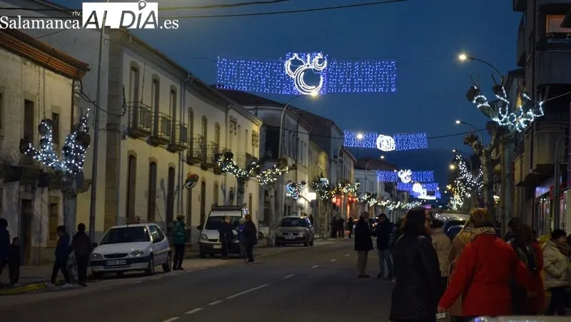 Las luces colocadas en los árboles iluminan la céntrica carretera Estación