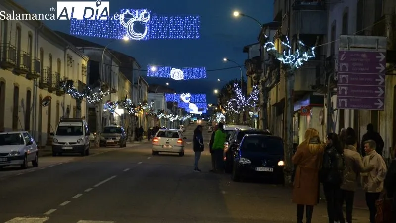 Las luces colocadas en los árboles iluminan la céntrica carretera Estación
