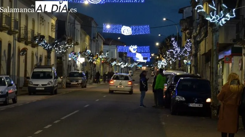 Las luces colocadas en los árboles iluminan la céntrica carretera Estación