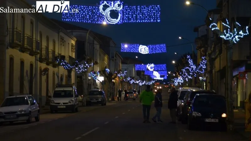 Las luces colocadas en los árboles iluminan la céntrica carretera Estación