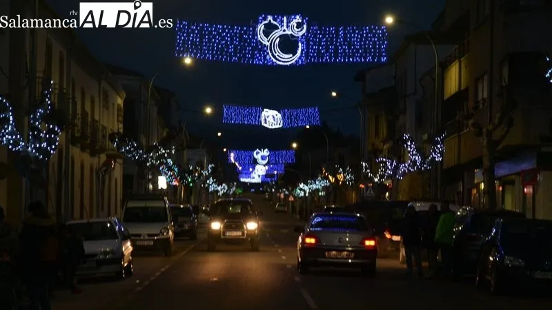 Las luces colocadas en los árboles iluminan la céntrica carretera Estación