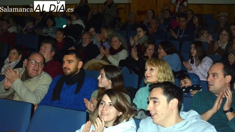 El grupo de Lumbrales cantó villancicos acompañados con música de percusión