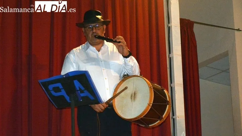 El grupo de Lumbrales cantó villancicos acompañados con música de percusión