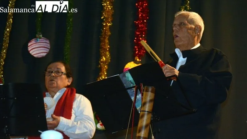 El grupo de Lumbrales cantó villancicos acompañados con música de percusión