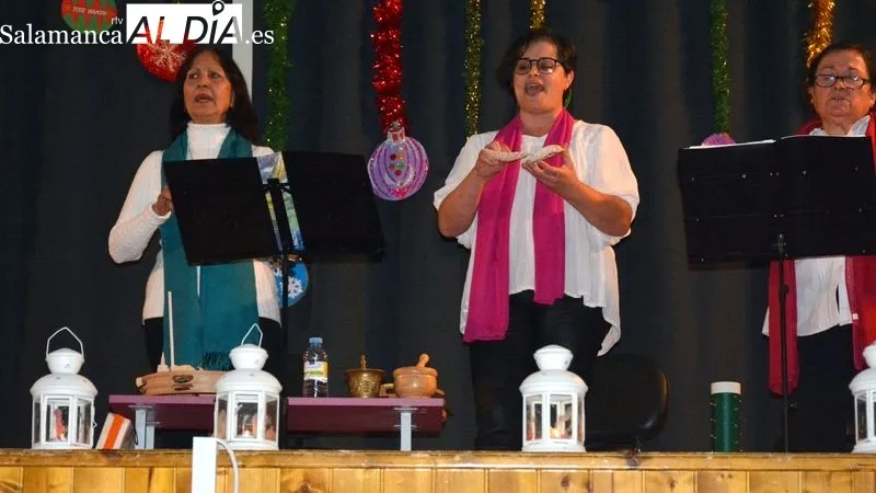 El grupo de Lumbrales cantó villancicos acompañados con música de percusión