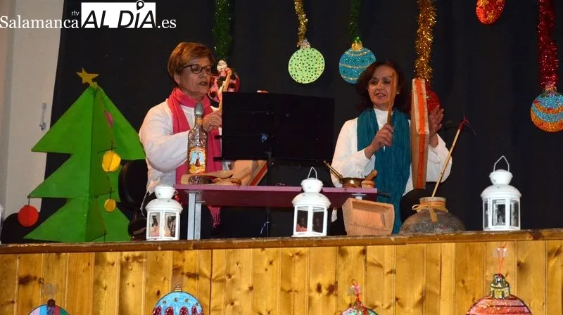 El grupo de Lumbrales cantó villancicos acompañados con música de percusión