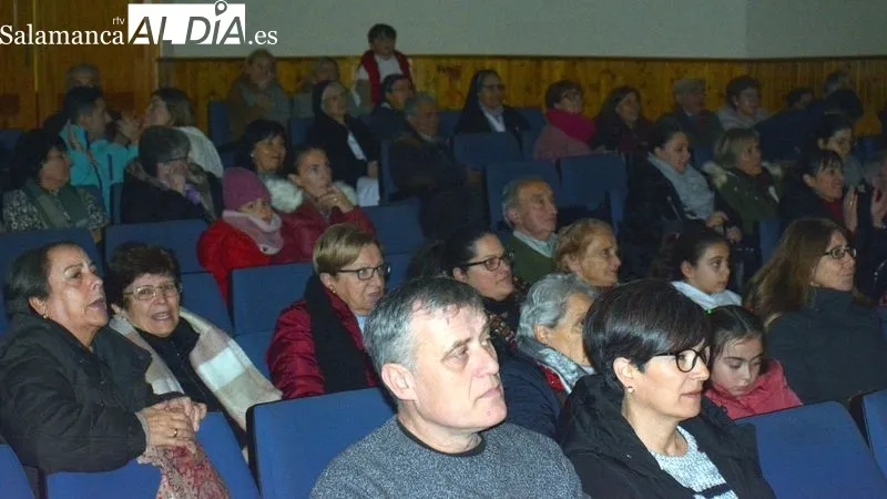 El grupo de Lumbrales cantó villancicos acompañados con música de percusión