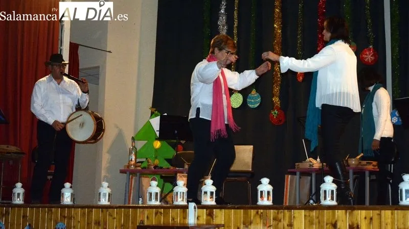 El grupo de Lumbrales cantó villancicos acompañados con música de percusión