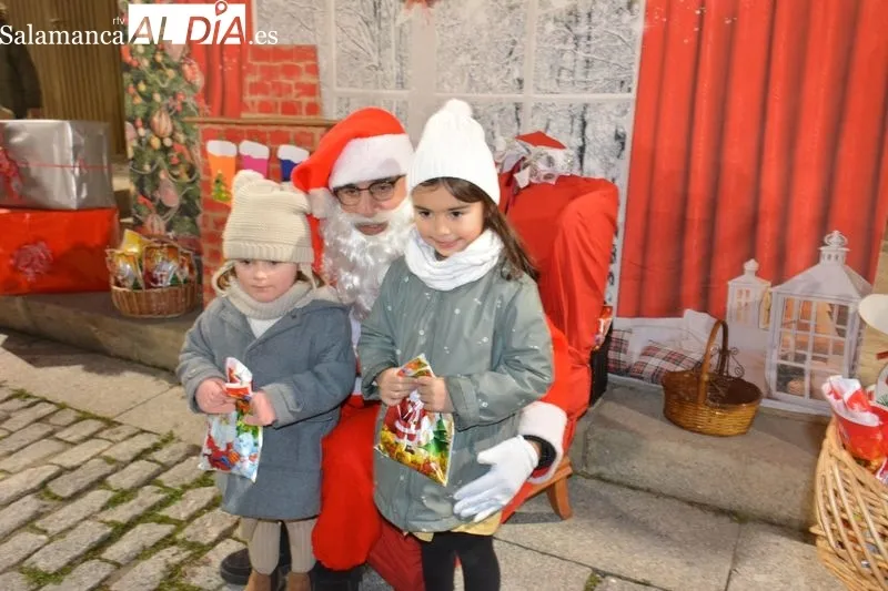 Foto 11 - Los ni&ntilde;os y ni&ntilde;as de Lumbrales reciben con emoci&oacute;n la visita de Pap&aacute; Noel