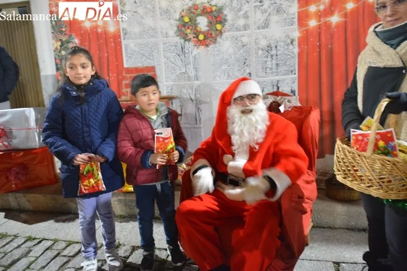 Foto 10 - Los ni&ntilde;os y ni&ntilde;as de Lumbrales reciben con emoci&oacute;n la visita de Pap&aacute; Noel