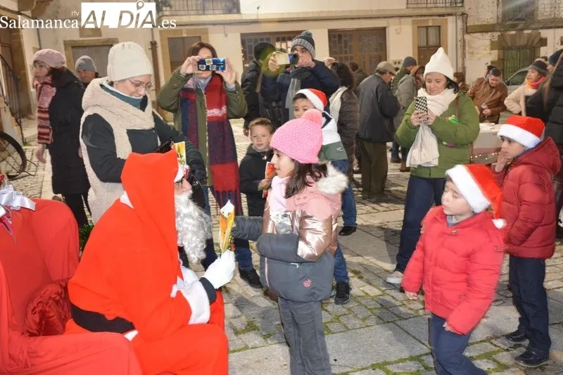 Foto 9 - Los ni&ntilde;os y ni&ntilde;as de Lumbrales reciben con emoci&oacute;n la visita de Pap&aacute; Noel