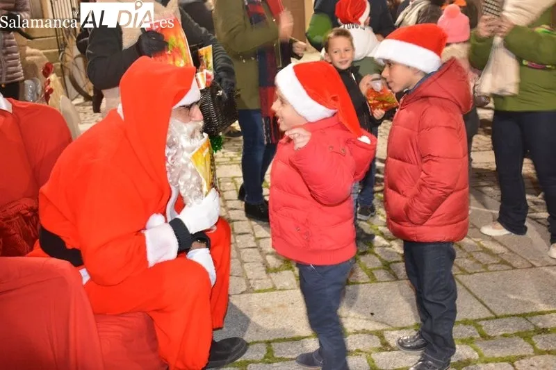 Foto 8 - Los ni&ntilde;os y ni&ntilde;as de Lumbrales reciben con emoci&oacute;n la visita de Pap&aacute; Noel
