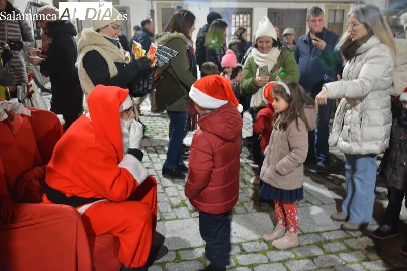 Foto 7 - Los ni&ntilde;os y ni&ntilde;as de Lumbrales reciben con emoci&oacute;n la visita de Pap&aacute; Noel