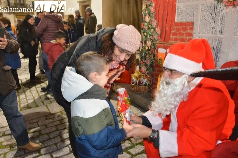 Foto 6 - Los ni&ntilde;os y ni&ntilde;as de Lumbrales reciben con emoci&oacute;n la visita de Pap&aacute; Noel