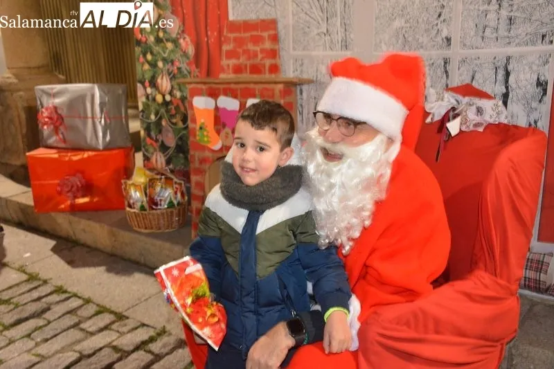 Foto 5 - Los ni&ntilde;os y ni&ntilde;as de Lumbrales reciben con emoci&oacute;n la visita de Pap&aacute; Noel