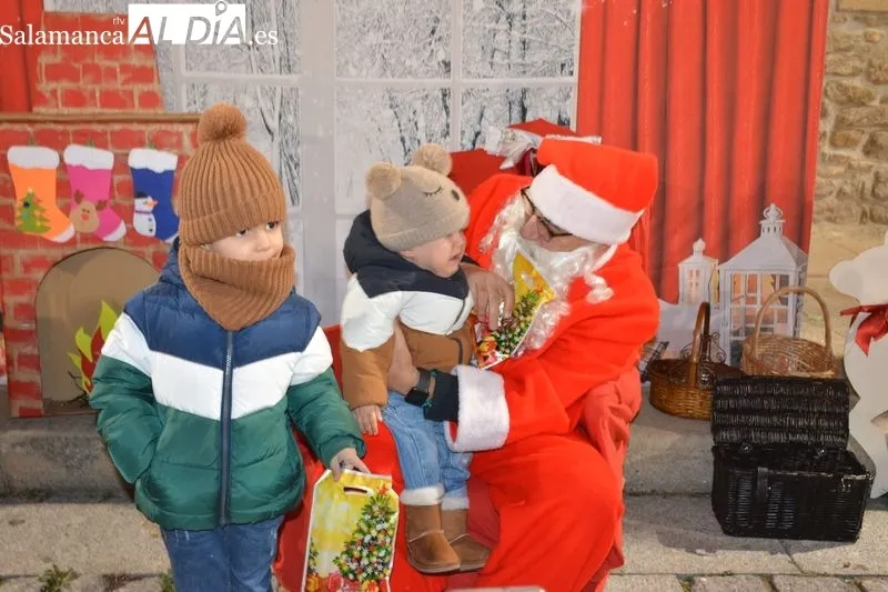 Foto 4 - Los ni&ntilde;os y ni&ntilde;as de Lumbrales reciben con emoci&oacute;n la visita de Pap&aacute; Noel