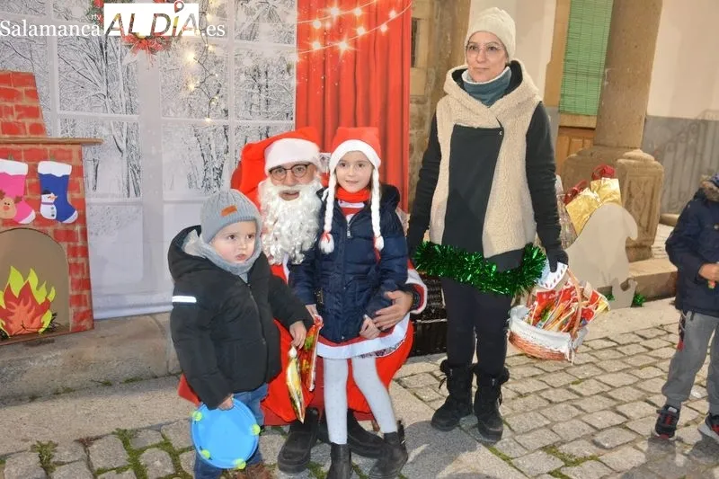 Foto 3 - Los ni&ntilde;os y ni&ntilde;as de Lumbrales reciben con emoci&oacute;n la visita de Pap&aacute; Noel