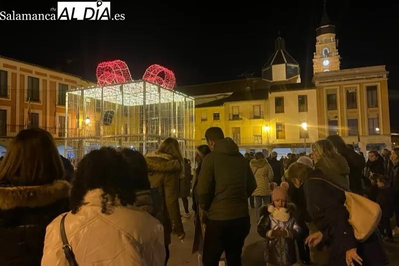 Peñaranda inauguraba este sábado la iluminación de la Navidad junto a la gran caja mágica de la Plaza de la Constitución