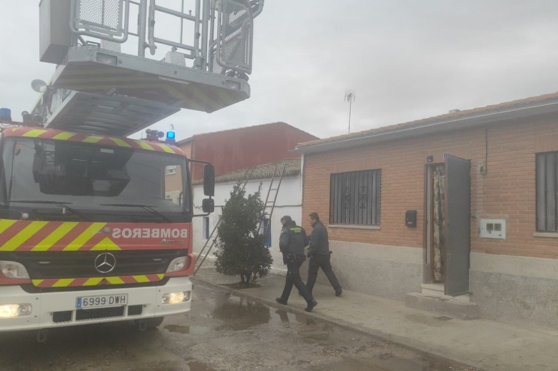Los bomberos de Peñaranda y Villares sofocaban un fuego en una vivienda en Ragama