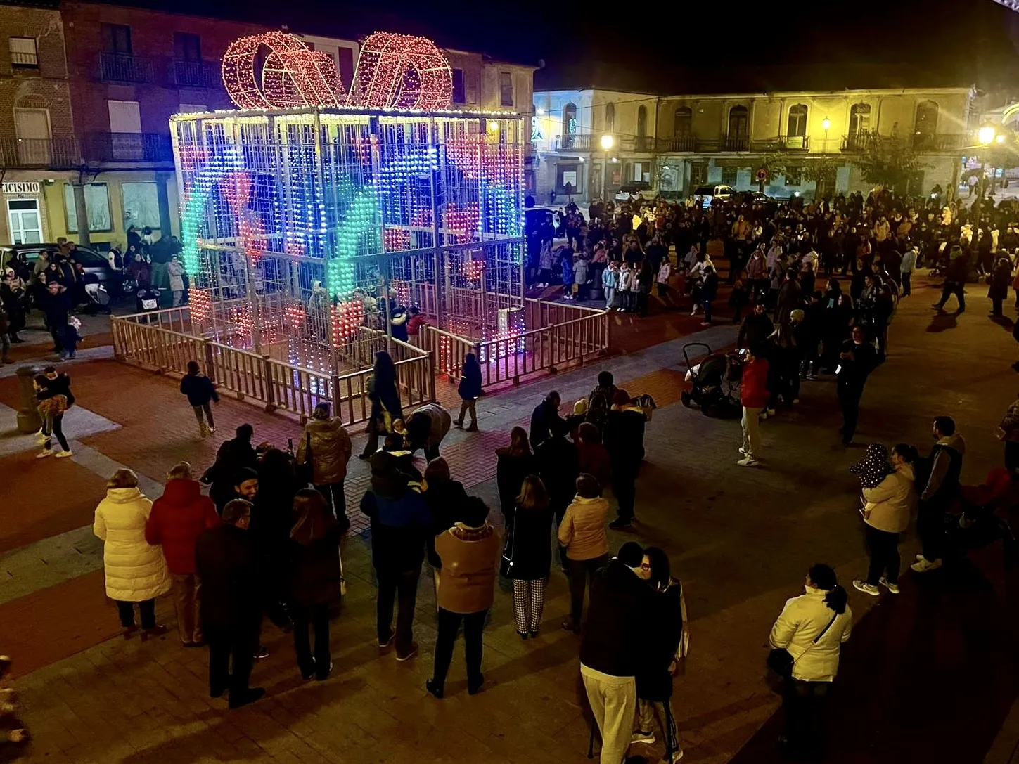 Foto 2 - Pe&ntilde;aranda ilumina de manera multitudinaria y festiva la Navidad 2023