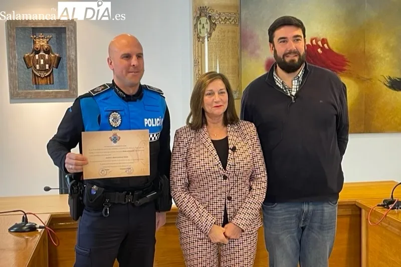 El Ayuntamiento ha reconocido la actuación de la Policía Local para salvar la vida a un hombre el 7 de diciembre