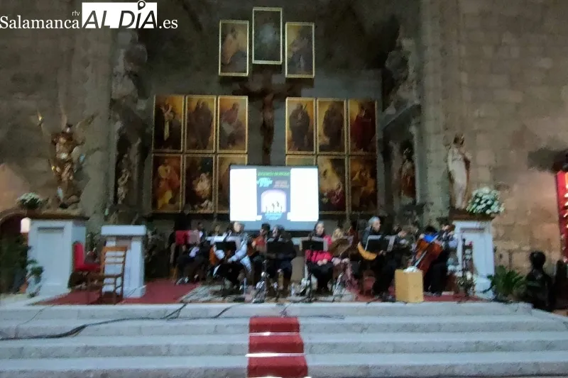 La iglesia parroquial San Miguel Arcángel acogía el musical ‘Refugiados sin refugio’ 