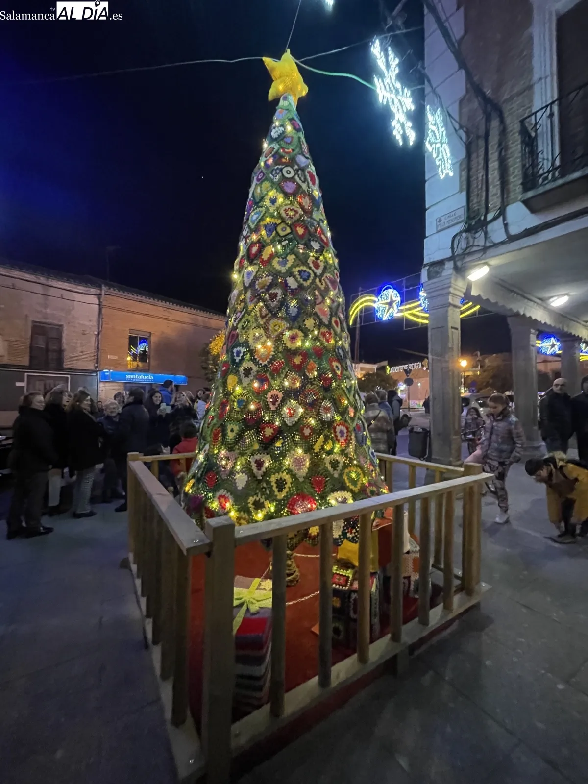 Foto 2 - Las &lsquo;Ganchilleras en Acci&oacute;n&rsquo; inauguran el gran &aacute;rbol de navidad que han tejido en un cercano encuentro 