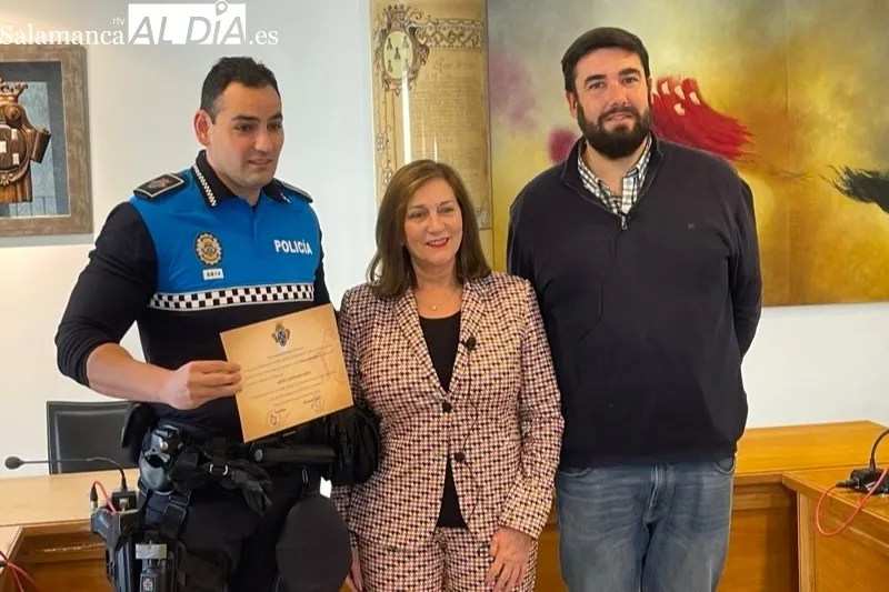 El Ayuntamiento ha reconocido la actuación de la Policía Local para salvar la vida a un hombre el 7 de diciembre