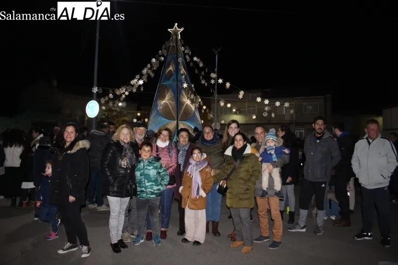 Villoruela inauguraba este domingo su gran árbol de navidad r