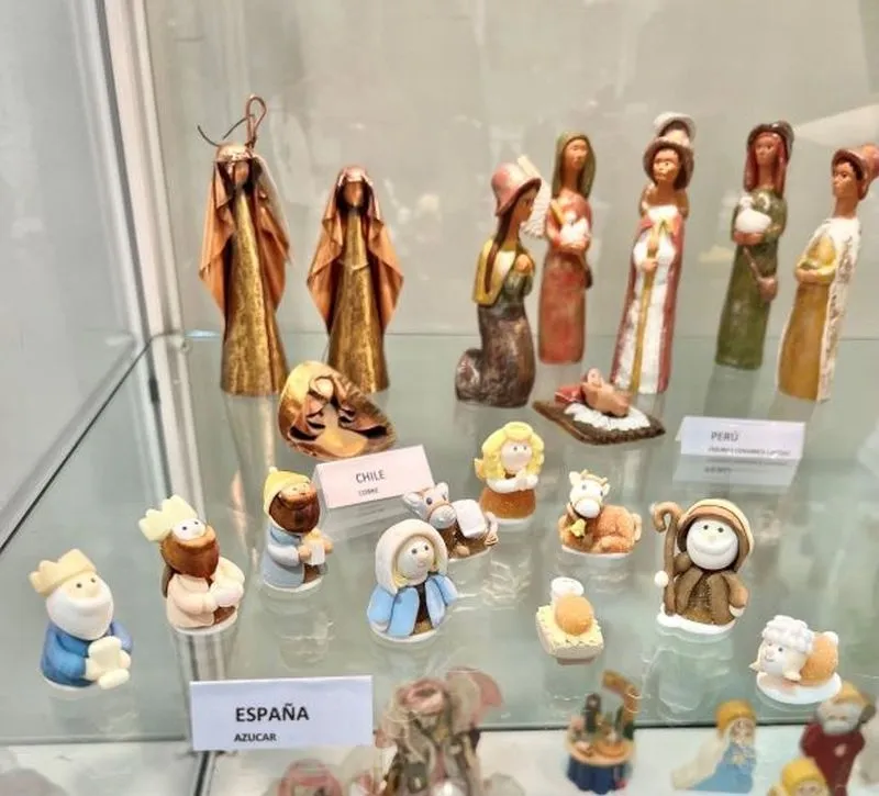 Imágenes de la decoración navideña en el Centro Comercial El Tormes.