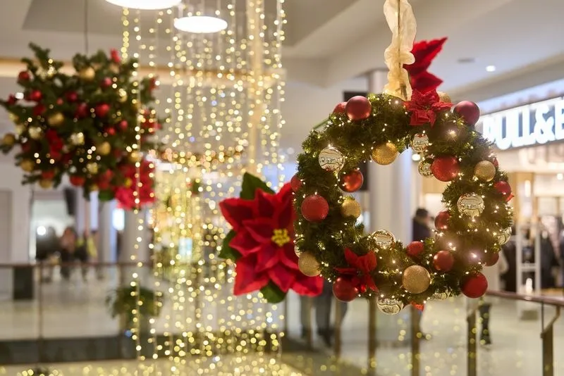 Imágenes de la decoración navideña en el Centro Comercial El Tormes.