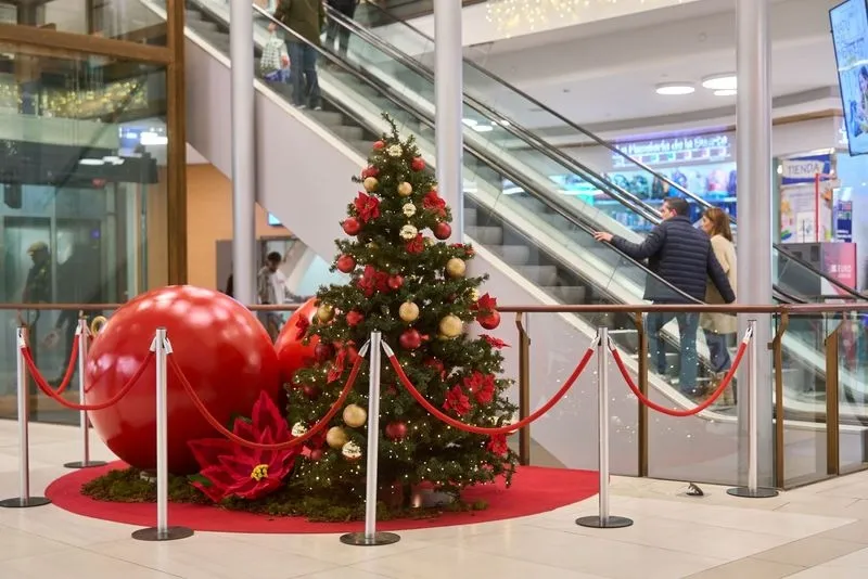 Imágenes de la decoración navideña en el Centro Comercial El Tormes.