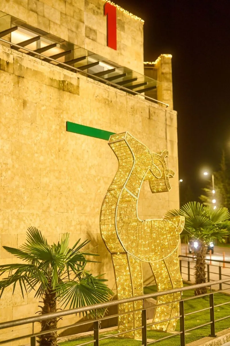 Imágenes de la decoración navideña en el Centro Comercial El Tormes.
