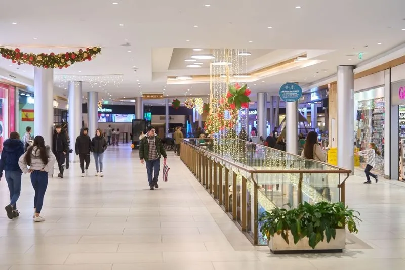 Imágenes de la decoración navideña en el Centro Comercial El Tormes.