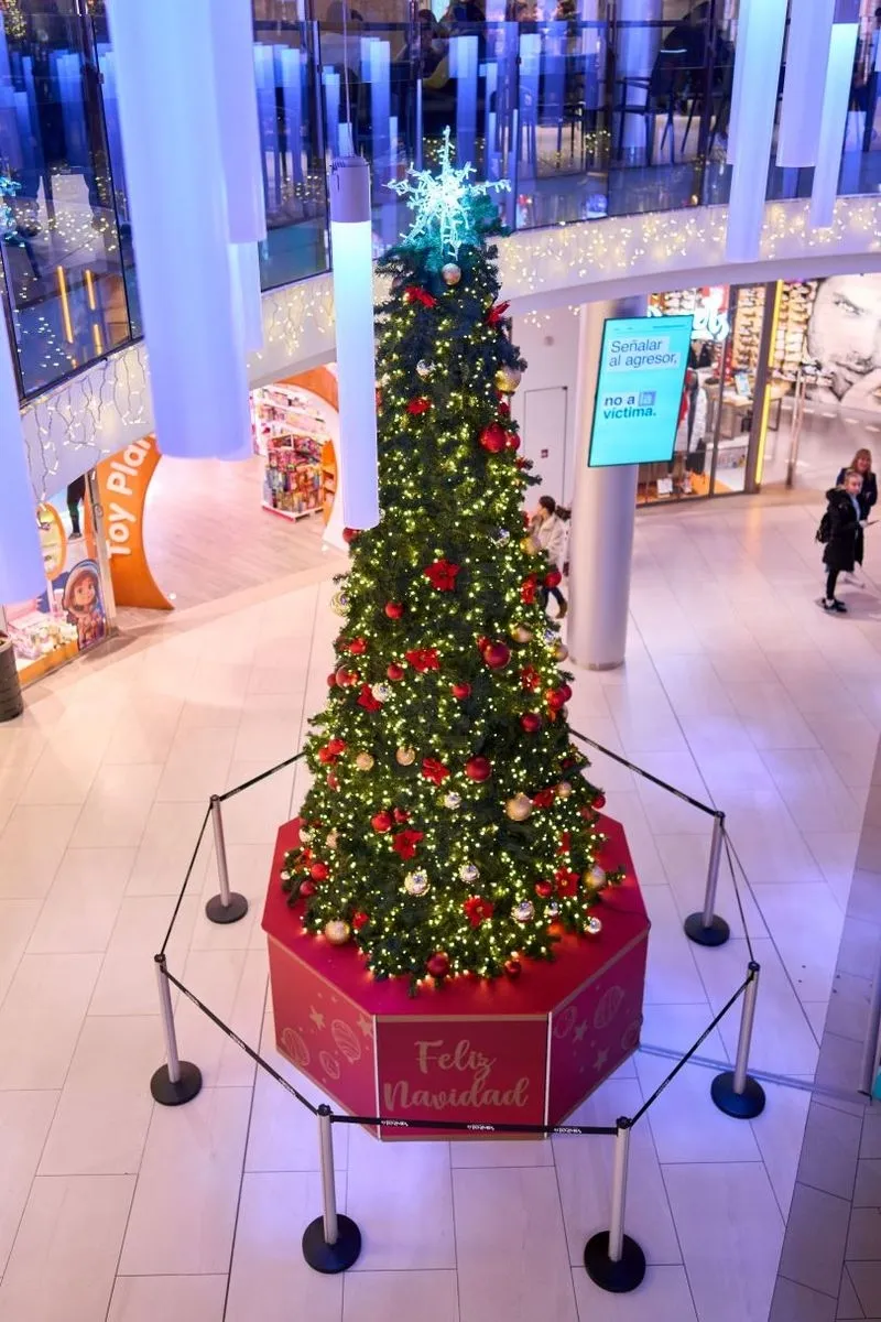 Imágenes de la decoración navideña en el Centro Comercial El Tormes.