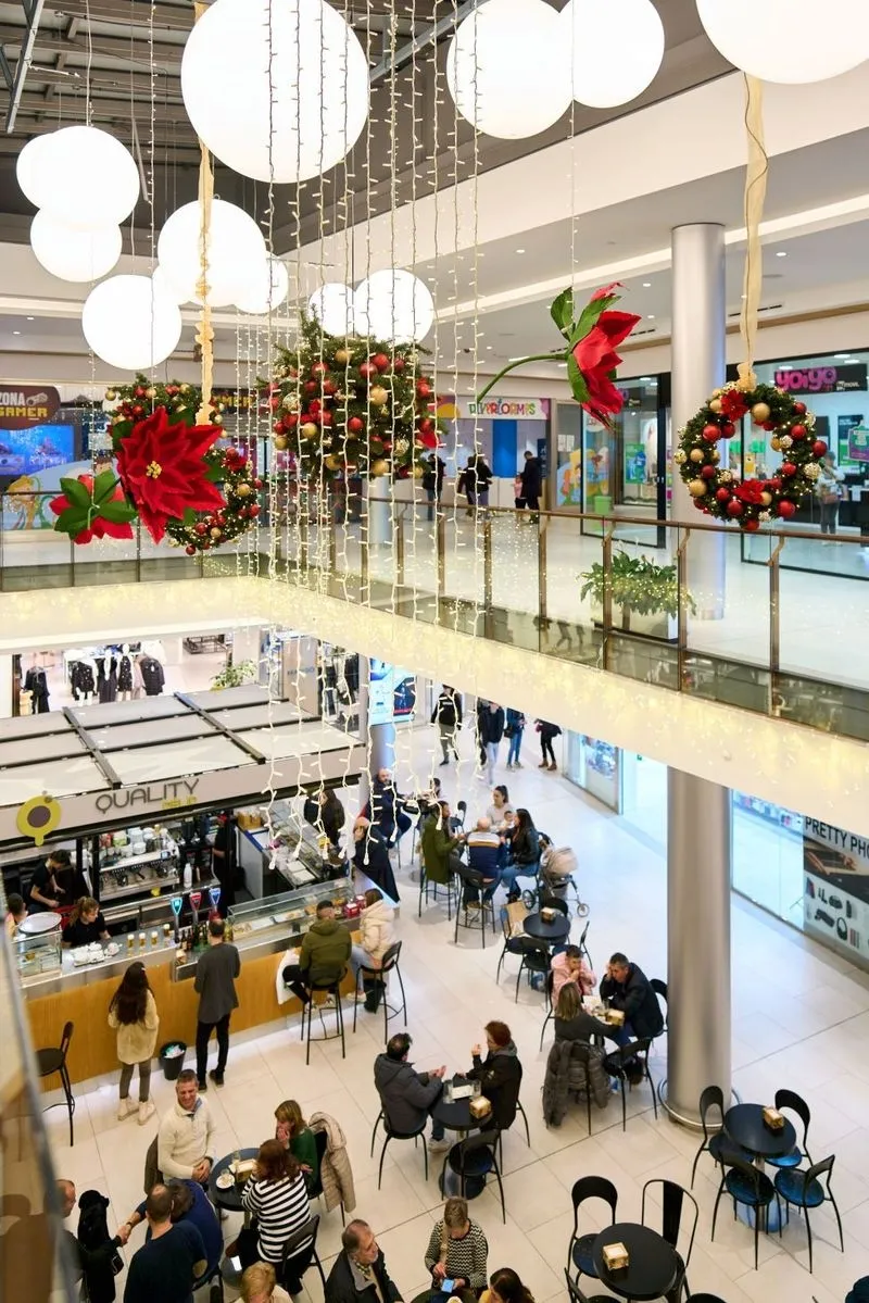 Imágenes de la decoración navideña en el Centro Comercial El Tormes.
