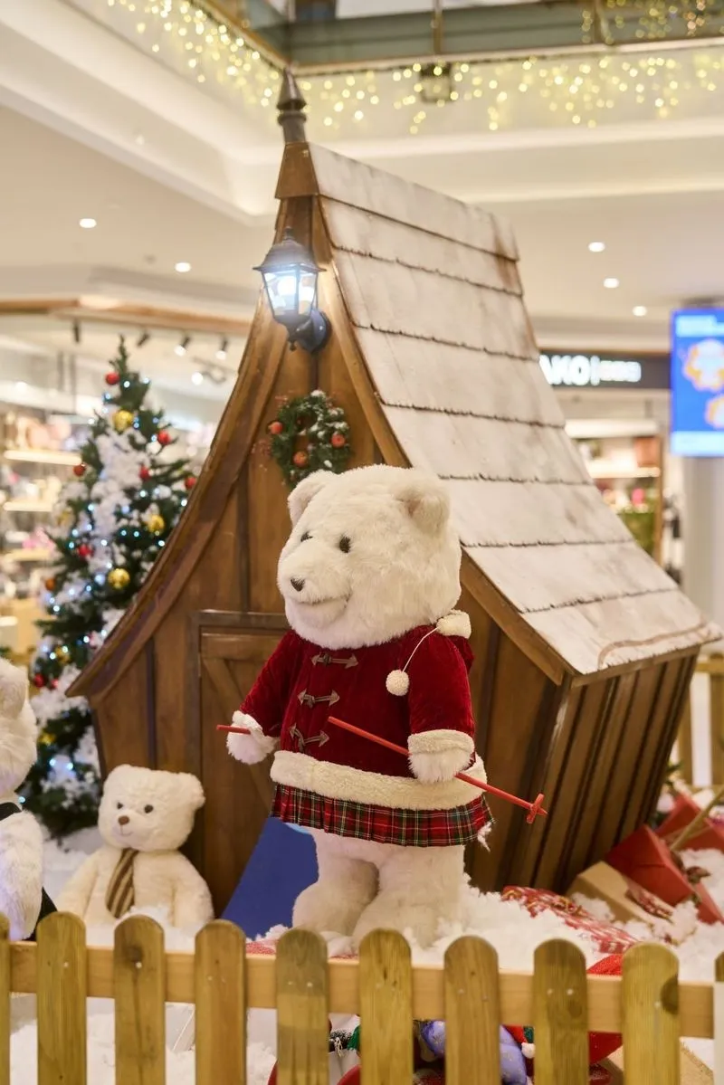 Imágenes de la decoración navideña en el Centro Comercial El Tormes.