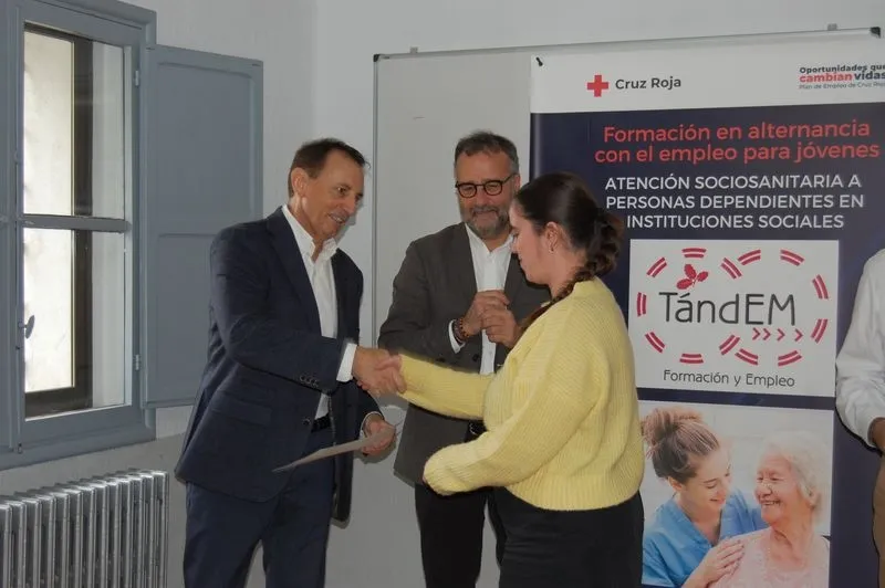 Un total de 15 personas jóvenes recibieron este jueves el certificado profesional para trabajar en centros y residencias