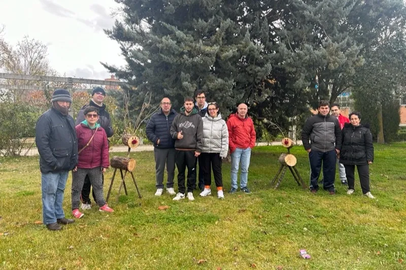 El grupo Acomunidad instala decoración navideña en diferentes puntos de la ciudad