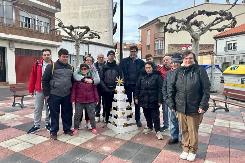 El grupo Acomunidad instala decoración navideña en diferentes puntos de la ciudad