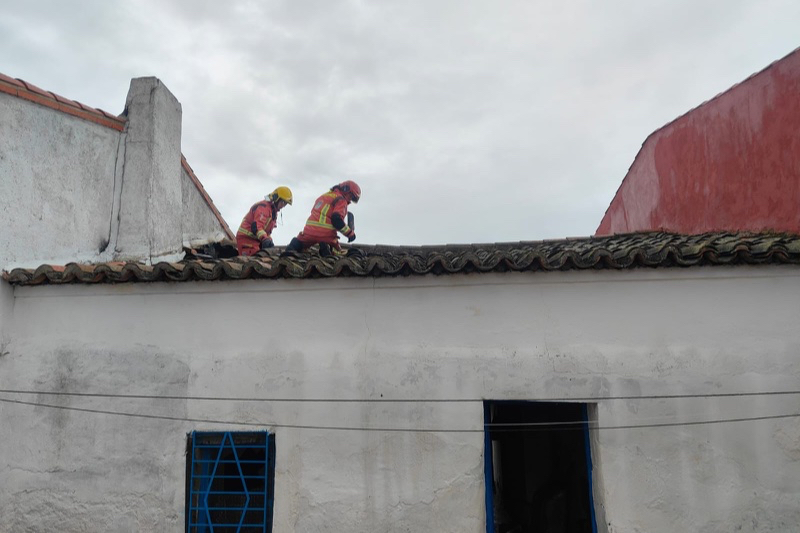 Los bomberos de Peñaranda y Villares sofocaban un fuego en una vivienda en Ragama