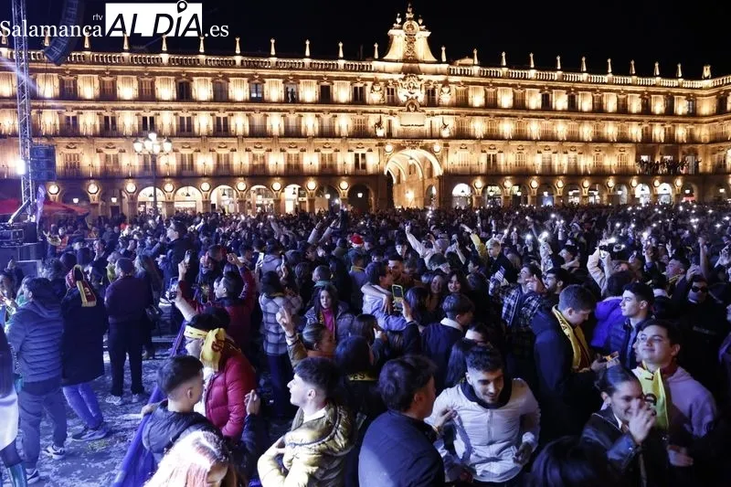 Los jóvenes siguen celebrando el Fin de Año Universitario después de las campanadas. Fotos: David Sañudo.