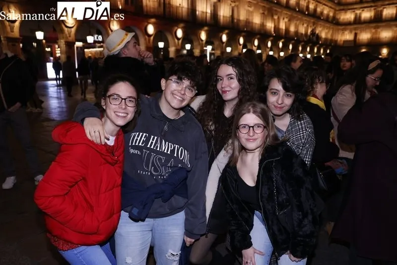 Grupos de jóvenes celebrando el Fin de Año Universitario. Fotos: David Sañudo.
