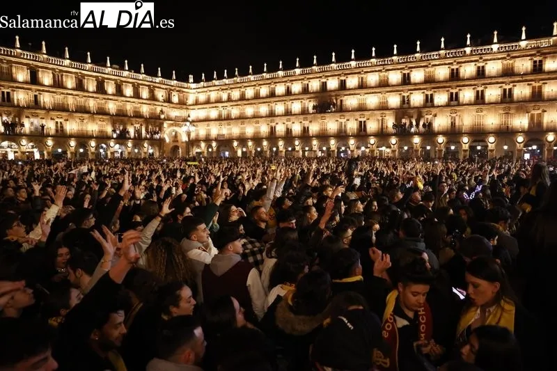 Los jóvenes disfrutan de los momentos previos a las 12 campanadas. Fotos: David Sañudo.