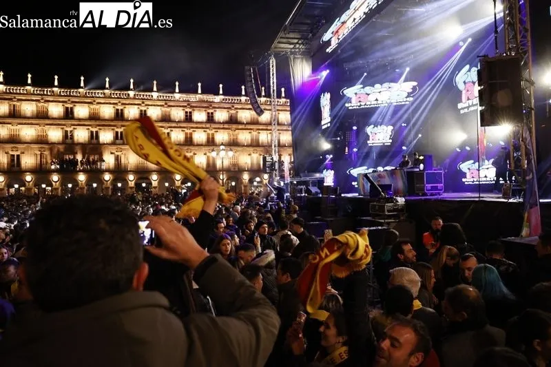 Los jóvenes disfrutan de los momentos previos a las 12 campanadas. Fotos: David Sañudo.